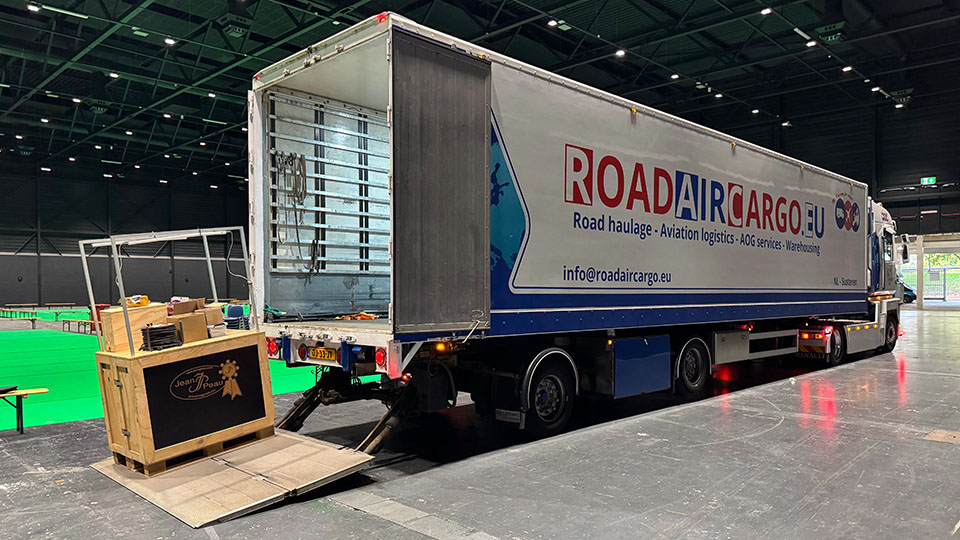 Tail lift delivery with truck & trailer